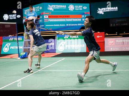 Kuala Lumpur, Malaisie. 14th janvier 2023. Yuta Watanabe et Arisa Higashino du Japon jouent contre Dechapol Puavaranukroh et Sapsiree Taerattanachai de Thaïlande pendant le match mi-finale mixte double de la Petronas Malaysia Open 2023 à Axiata Arena, Bukit Jalil. Yuta Watanabe et Arisa Higashino du Japon ont gagné avec partitions; 21/21 : 18/15 crédit: SOPA Images Limited/Alamy Live News Banque D'Images