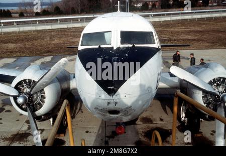 Un Skytrain C-117 se tient sur la ligne de vol après avoir été retiré du service. L'avion a été transporté par le MAJ Gerald Banner, officier exécutif du MCAF, de l'installation aérienne du corps des Marines, à Quantico, et sera exposé en permanence au MCAS Cherry point. Base : MCAS, Cherry point État : Caroline du Nord (NC) pays : États-Unis d'Amérique (USA) Banque D'Images