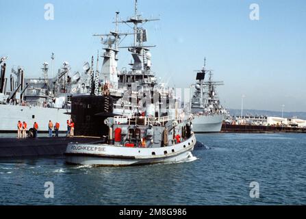 Le grand remorqueur de port POUGHKEEPSIE (YTB-813) vient à côté du sous-marin d'attaque nucléaire USS LOUISVILLE (SSN-724) pour manœuvrer le navire dans le port. Base: Naval Air Station, Alameda State: California(CA) pays: Etats-Unis d'Amérique (USA) Banque D'Images