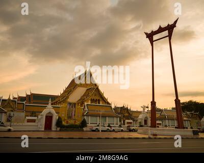 Bangkok, Thaïlande. 25 novembre 2022.The Giant Swing et Wat Suthat Thepwararam Ratchaworahawihan heure du coucher du soleil. Les attractions touristiques les plus visitées de Bangkok Banque D'Images