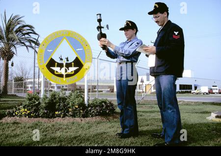 Les contraintes d'Aerographe Ross et Ruchotzke prennent une lecture de vent de surface à l'aide d'un anémomètre manuel PMQ-3. La lecture sera utilisée pour la prévision de l'aviation et sera entrée dans un système mondial de données météorologiques. Base: Station navale, Rota pays: Espagne (ESP) Banque D'Images