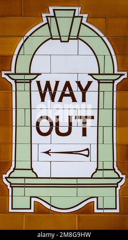 Londres, Royaume-Uni - 5th janvier 2023 : panneau en mosaïque Art déco Way Out à la station de métro Covent Garden, qui a été ouverte en 1907 et se trouve sur le TFL Piccadilly Banque D'Images