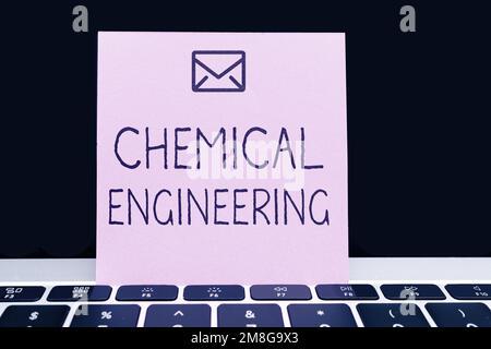 Panneau écrit à la main Chemical Engineering. Mot pour développer des choses traitant de l'application industrielle de la chimie Banque D'Images
