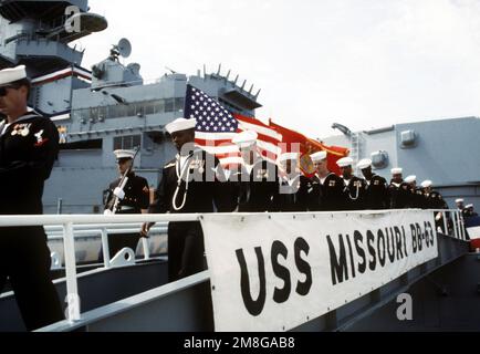 L'équipage de l'USS MISSOURI (BB 63) marche sur la planche du gang à la fin de la cérémonie de désaffectation du dernier cuirassé actif de la Marine. Base: Naval Station, long Beach État: Californie(CA) pays: Etats-Unis d'Amérique (USA) Banque D'Images