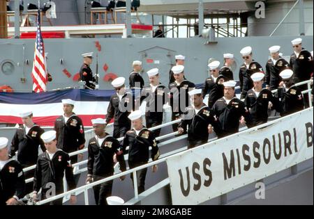 Les membres de l'équipage débarquent du navire pour la dernière fois à la fin de la cérémonie de désaffectation du cuirassé USS MISSOURI (BB-63). Base: Naval Air Station, long Beach État: Californie(CA) pays: Etats-Unis d'Amérique (USA) Banque D'Images