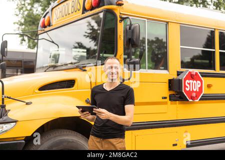 Un professeur engagé en ligne donne un webinaire, explique la leçon, parle sur ordinateur, organise une conférence d'apprentissage. Blogger enregistrant des vidéos, discutant avec Banque D'Images