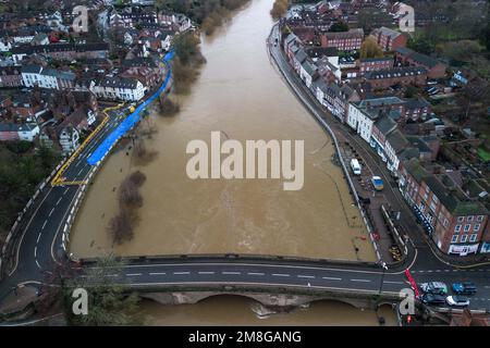 Bewdley, Worcestershire, 14 janvier 2023 - la rivière Severn a éclaté ses rives près de la ville de Bewdley dans le Worcestershire. Une aire de jeux a été inondée de promenades en bateau. Les barrières de défense contre les inondations à Beales Corner freinent actuellement les torrents d’eau qui mesurent actuellement 4,6 m de haut avec les niveaux de pointe attendus aux premières heures de dimanche matin. Un avertissement météorologique jaune pour de fortes pluies a également été annoncé pour l'ouest de l'Angleterre, affectant davantage la montée du niveau des rivières. Credit : Stop Press MediaAlamy Live News Banque D'Images