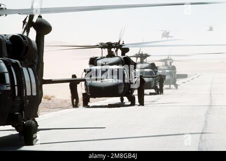 LES hélicoptères UH-60A Black Hawk (Blackhawk) se préparent à décoller à mesure que la brigade de l'aviation de 82nd se déplace dans le désert pendant l'opération Desert Shield. Objet opération/série : BOUCLIER DU DÉSERT pays : Arabie saoudite (SAU) Banque D'Images