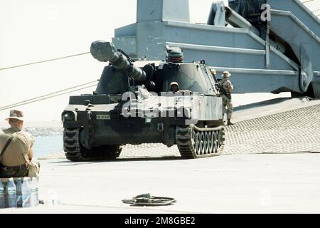 Un obusier automoteur M-109 155mm est déchargé d'un cargo pendant l'opération Desert Shield. Objet opération/série : BOUCLIER DU DÉSERT pays : Arabie saoudite (SAU) Banque D'Images