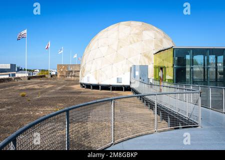 Le radôme sur le toit de l'ancienne base sous-marine construite par l'armée allemande pendant la Seconde Guerre mondiale à Saint-Nazaire, en France, abrite des ateliers pour enfants. Banque D'Images