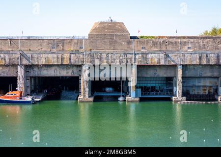 Vue de face de l'ancienne base sous-marine construite par l'armée allemande pendant la Seconde Guerre mondiale à Saint-Nazaire, en France, par une journée ensoleillée. Banque D'Images