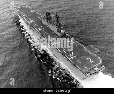 Vue en hauteur du quartier portuaire du navire d'assaut amphibie ESSEX (LHD-2) en cours pendant les essais en mer. Pays: Golfe du Mexique Banque D'Images