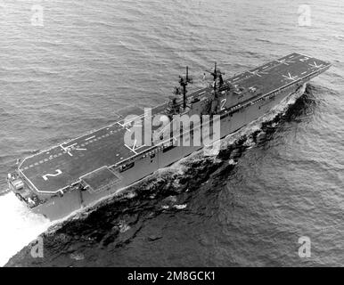 Vue en hauteur à tribord du navire d'assaut AMPHIBIE ESSEX (LHD-2) en cours pendant les essais en mer. Pays: Golfe du Mexique Banque D'Images