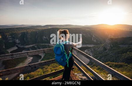 Jeune randonneur prenant une photo du canyon Banque D'Images