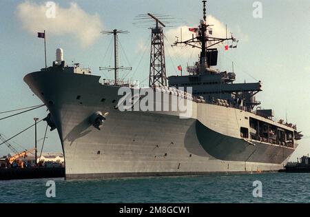 Vue sur l'arc du port du navire de commandement amphibie USS BLUE RIDGE (LCC-19) amarré à un quai. État: Guam pays: Îles Mariannes du Nord (MNP) Banque D'Images
