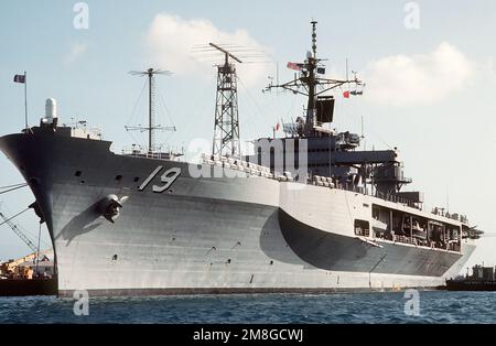 Vue sur l'arc du port du navire de commandement amphibie USS BLUE RIDGE (LCC-19) amarré lors d'une visite du port. Base: Station navale État: Guam (GU) pays: Îles Mariannes du Nord (MNP) Banque D'Images