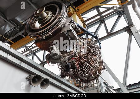 Le moteur d'un compresseur à turbine à gaz est suspendu à une grue lors de l'installation dans un module de production d'électricité Banque D'Images