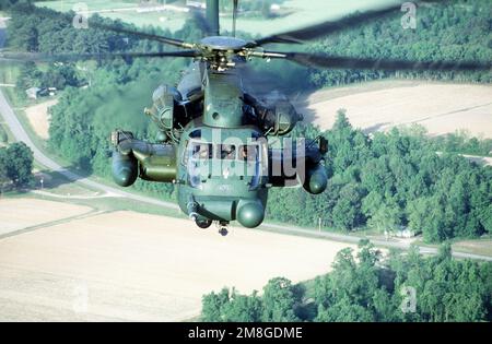 Vue aérienne d'un hélicoptère MH-53J Pave Low III de l'escadron des opérations spéciales 20th en mission pendant l'exercice de service conjoint Ocean Venture '92. Objet opération/série: OCEAN VENTURE '92 base: Pope Air Force base État: Caroline du Nord (NC) pays: États-Unis d'Amérique (USA) Banque D'Images