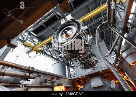 Le moteur d'un compresseur à turbine à gaz est suspendu à une grue lors de l'installation dans un module de production d'électricité Banque D'Images