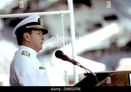 L'ADM David E. Jeremiah, vice-président des chefs d'ÉTAT-MAJOR interarmées, prononce le discours principal lors de la mise en service du croiseur de missiles guidé USS ANZIO (CG-68). Base: Naval Air Station, Norfolk État: Virginia(va) pays: Etats-Unis d'Amérique (USA) Banque D'Images