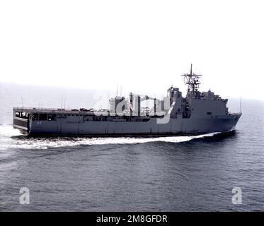 Une vue à tribord du bateau d'atterrissage ASHLAND (LSD-48) en cours pendant les essais en mer. Pays: Golfe du Mexique Banque D'Images