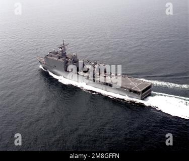 Une vue à tribord du bateau d'atterrissage ASHLAND (LSD-48) en cours pendant les essais en mer. Pays: Golfe du Mexique Banque D'Images