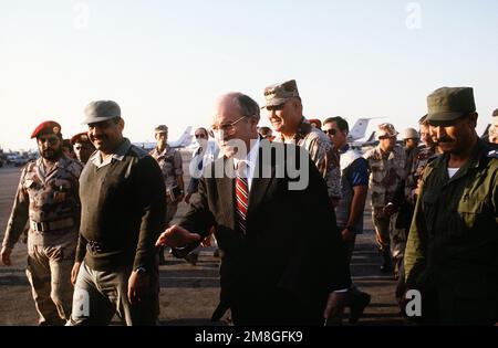 LT. GÉN. Khalid Bin Sultan Bin Abdul Aziz, commandant des forces interarmées en Arabie Saoudite, escorte le secrétaire à la Défense Richard Cheney alors qu'il se prépare à partir après une réunion concernant la coalition militaire alliée au cours de l'opération Desert Shield. Objet opération/série : BOUCLIER DU DÉSERT pays : Arabie saoudite (SAU) Banque D'Images