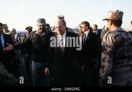 LT. GÉN. Khalid Bin Sultan Bin Abdul Aziz, commandant des forces interarmées en Arabie Saoudite, escorte le secrétaire à la Défense Richard Cheney à son arrivée pour une réunion pour discuter de la coalition militaire alliée pendant l'opération Desert Shield. Objet opération/série : BOUCLIER DU DÉSERT pays : Arabie saoudite (SAU) Banque D'Images