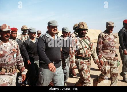 LT. GÉN. Khalid Bin Sultan Bin Abdul Aziz, commandant des forces interarmées en Arabie Saoudite, visite l'avant-poste de l'armée du Niger pendant l'opération Desert Shield. Objet opération/série : BOUCLIER DU DÉSERT pays : Arabie saoudite (SAU) Banque D'Images