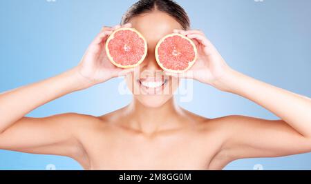 Pamplemousse, soin de la peau et bien-être d'une femme avec des fruits, sourire de bonheur ou soin visage lueur. Modèle, heureux ou fille avec des fruits pour la santé Banque D'Images