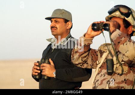 LT. GÉN. Khalid Bin Sultan Bin Abdul Aziz, commandant des forces interarmées en Arabie Saoudite, observe une démonstration de capacités par la Brigade 20th, Force terrestre royale saoudienne, avec le commandant général de l'unité pendant l'opération Desert Shield. Objet opération/série : BOUCLIER DU DÉSERT pays : Arabie saoudite (SAU) Banque D'Images