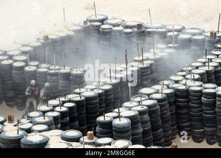 Soldats de Co. B, 4th BN., 325th Airborne Infantry Reg., 82nd Airborne Dive., armé de fusils M-16A2, nettoyer une « maison » de quatre pièces faite de pneus pendant un terrain urbain, exercice de tir direct pendant l'opération Desert Shield. Objet opération/série : BOUCLIER DU DÉSERT pays : Arabie saoudite (SAU) Banque D'Images