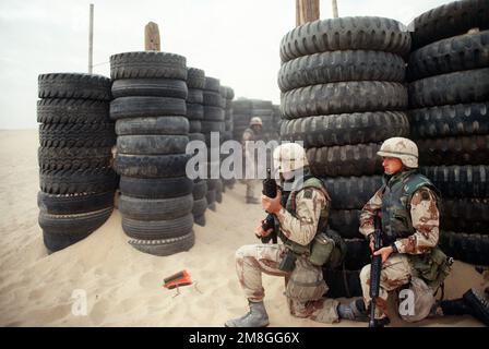 Soldats de Co. B, 4th BN., 325th Airborne Infantry Reg., 82nd Airborne Div., armé d'une arme automatique M-249, à gauche et d'un fusil M-16A2, dégager une « maison » de quatre pièces faite de pneus pendant un terrain urbain, exercice de tir direct pendant l'opération Desert Shield. Objet opération/série : BOUCLIER DU DÉSERT pays : Arabie saoudite (SAU) Banque D'Images