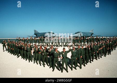 Les membres des ailes de chasseurs tactiques de 52nd et 35th se rassemblent pour une photographie de groupe devant un F-4G Phantom II Wild Weasel pendant l'opération Desert Shield. Sujet opération/série: BOUCLIER DU DÉSERT pays: Inconnu Banque D'Images