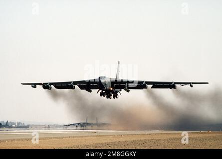 Un bombardier B-52G Stratofortress de l'aile Bomb 1708th part en mission pendant l'opération tempête du désert. Sujet opération/série: TEMPÊTE DANS LE DÉSERT pays: Inconnu Banque D'Images