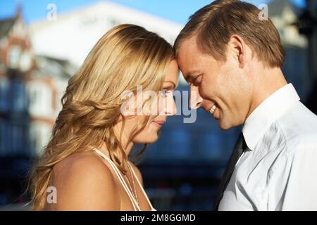 Un moment d'honnêteté. Un beau couple avec leurs ancêtres se reposés les uns contre les autres. Banque D'Images