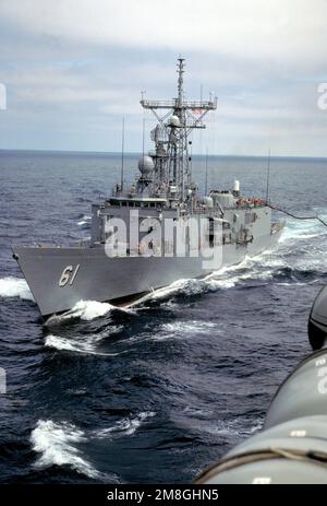 Des membres d'équipage sur la frégate de missile guidé USS INGRAHAM (FFG-61) assurent une conduite de carburant à partir du porte-avions à propulsion nucléaire USS NIMITZ (CVN-68) lors d'un réapprovisionnement en mer. Pays : Océan Pacifique (POC) Banque D'Images