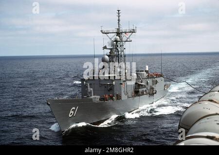 Des membres d'équipage sur la frégate de missile guidé USS INGRAHAM (FFG-61) assurent une conduite de carburant à partir du porte-avions à propulsion nucléaire USS NIMITZ (CVN-68) lors d'un réapprovisionnement en mer. Pays : Océan Pacifique (POC) Banque D'Images