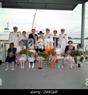 La partie de baptême du navire d'arpentage USNS WATERS (T-AGS-45) pose pour une photographie. Assis, de gauche à droite: La fille de fleur Alicia Bradford, commanditaire Ann Waters Scott, la fille de fleur Katie White, commanditaire Dabney Waters Schmitt, commanditaire Carol Weir Waters, la fille de fleur Keanne Bethencourt, commanditaire Martha Waters Philipps, et la fille de fleur Karissa Casey Jackson. Debout de gauche à droite : CAPT et Mme John C. Donahue III, Albert L. Bossier, Mme et VADM Francis R. Donovan, Mme et CAPT Ted Doroshenk. Base: Avondale État: Louisiana(LA) pays: États-Unis d'Amérique (USA) Banque D'Images