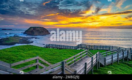 Passerelle en bois sur l'île Phillip au coucher du soleil, Victoria, Australie Banque D'Images