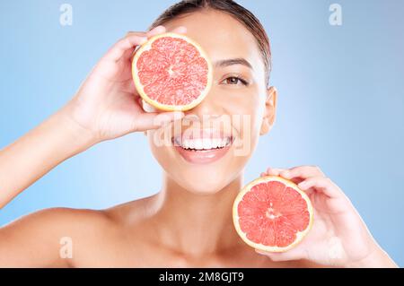 Pamplemousse, soin de la peau et bien-être d'une femme avec des fruits, des cosmétiques sourires ou des soins de santé visage phosphorescents. Modèle, heureux ou fille avec des fruits pour la santé Banque D'Images