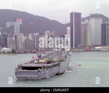 Vue à tribord du navire d'atterrissage USS FORT FISHER (LSD-40) ancré dans le port. Pays: Hong Kong(HKG) Banque D'Images