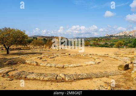 Tholos (construction circulaire caractéristique du monde antique), probablement un bâtiment sacré avec un autel circulaire - Vallée des temples site archéologique - Agrigente, Sicile, Italie Banque D'Images