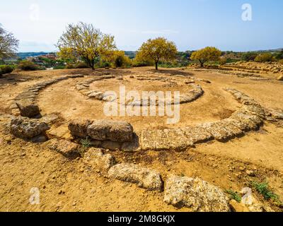 Tholos (construction circulaire caractéristique du monde antique), probablement un bâtiment sacré avec un autel circulaire - Vallée des temples site archéologique - Agrigente, Sicile, Italie Banque D'Images