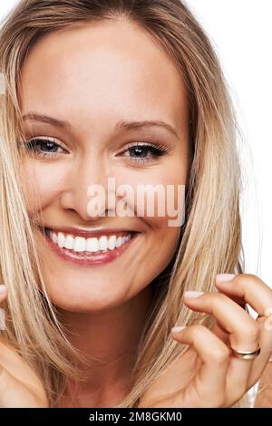 Absolument fantastique. Gros plan d'une magnifique jeune femme isolée sur un fond blanc. Banque D'Images