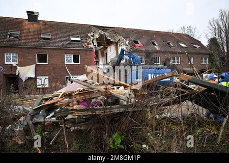 Erkelenz, Allemagne. 14th janvier 2023. Une pelle démolit un bâtiment à Lützerath. La société d'énergie RWE veut fouiller le charbon situé sous Lützerath - à cette fin, le hameau sur le territoire de la ville d'Erkelenz à la mine de lignite opencast Garzweiler II doit être démoli. Credit: Federico Gambarini/dpa/Alay Live News Banque D'Images