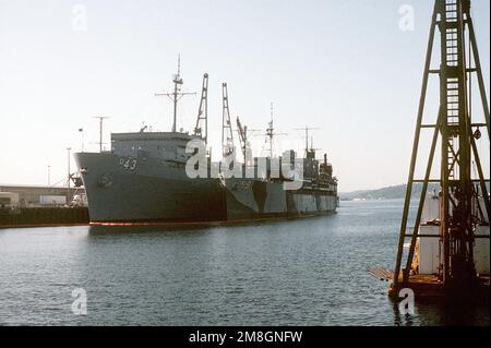 Une vue de l'arc de port du destroyer tendre USS CAPE CODE (AD-43) et du sous-marin tendre USS PROTEUS (AS-19) amarré ensemble à l'embarcadère 90 pendant Seafair '92. Le motif de camouflage de la Seconde Guerre mondiale de PROTEUS a été ajouté à la visite du navire en Australie pour les cérémonies commémorant le 50th anniversaire de la bataille de la mer de Corail en mai 1992. Base: Seattle État: Washington(WA) pays: Etats-Unis d'Amérique (USA) Banque D'Images