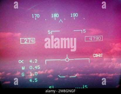 Une vue de l'un des écrans d'affichage tête haute (HUD) depuis l'intérieur du poste de pilotage d'un avion Fighter Squadron 136 (VFA-136) F/A-18C Hornet. Pays : inconnu Banque D'Images