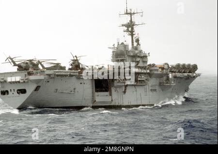 Une vue à tribord du navire d'assaut amphibie USS NEW ORLEANS (LPH-11) est en cours. Pays: Golfe d'Oman Banque D'Images