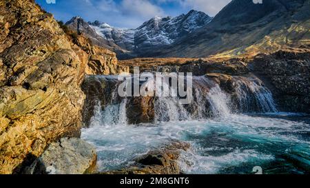 Les piscines de Fairy à Glen fragile sur l'île de Skye avec des montagnes enneigées de Cuillin Banque D'Images